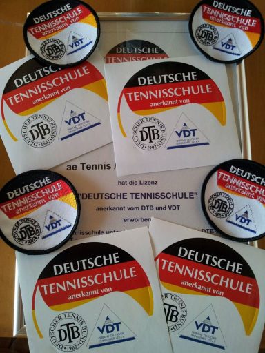 Materialien einer Tennisschule mit Aufklebern und Broschüren.