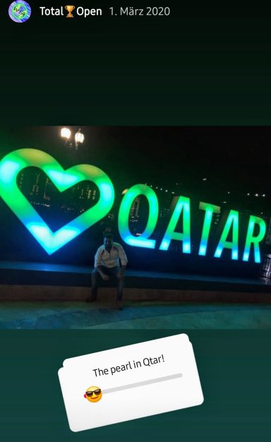 Leuchtendes "I ♥ QATAR"-Schild mit Person im Vordergrund.